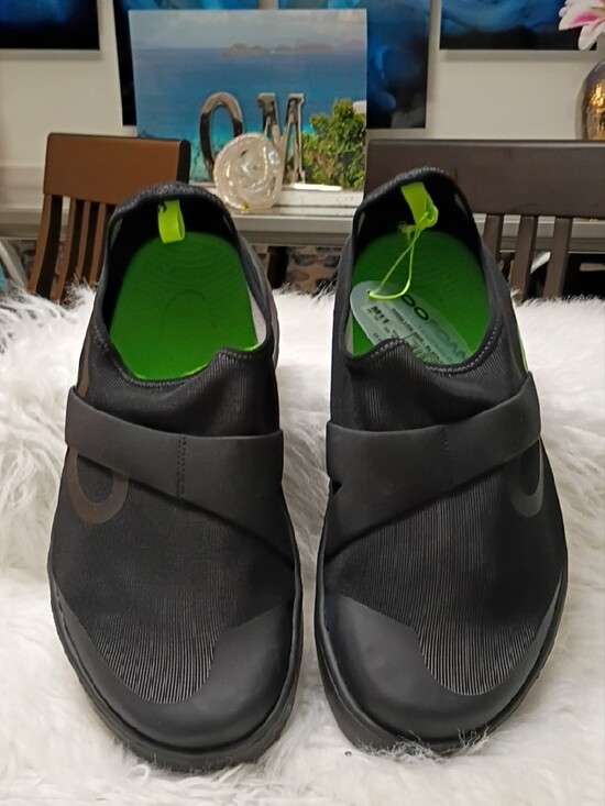 OOFOS OOmg Low Shoes Mens Black Slip-On Recovery Loafers with Lime Green Accents